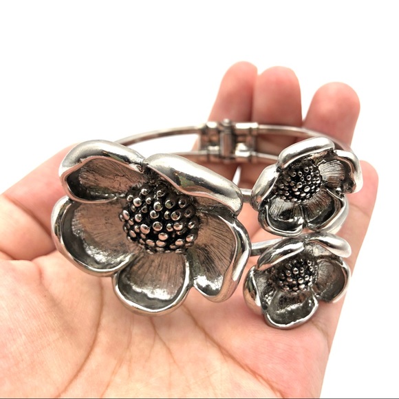 🌸 Pretty Floral Bracelet 🌸 - Picture 2 of 3